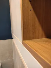 Weißer Badezimmer-Schrank mit offenen Eichefach