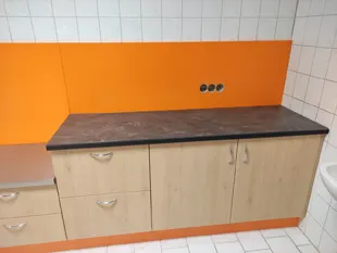 Neue Küche mit orangefarbener Wand