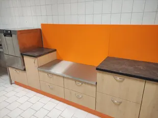 Neue Küche mit orangefarbener Wand