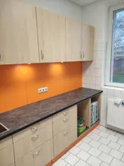 Neue Küche mit orangefarbener Wand