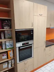 Neue Küche mit orangefarbener Wand