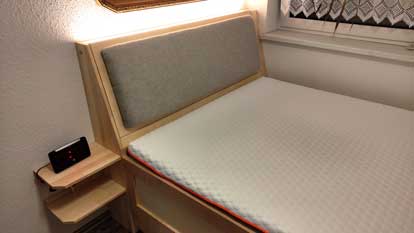 Bett aus Ahorn in Rahmenbauweise mit LED-Beleuchtung