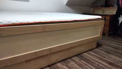 Bett aus Ahorn in Rahmenbauweise