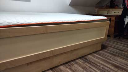 Bett aus Ahorn in Rahmenbauweise