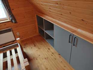 Einbaumöbel und Bett aus Multiplex und grauen Lenoleum für Ferienwohnungen