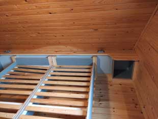 Einbaumöbel und Bett aus Multiplex und grauen Lenoleum für Ferienwohnungen