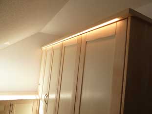 Kleiderschrank mit LED-Band