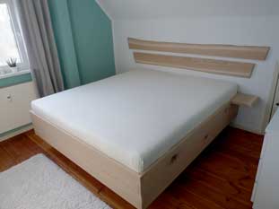 Schwebendes Bett aus Eiche gefertigt, in Naturholzeffekt