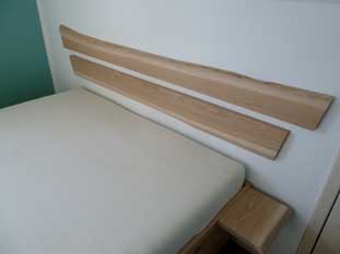 Bett-RÃ¼ckwand und Nachttisch mit Baumkante