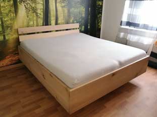 Bett aus Eichenholz mit Naturholzeffekt