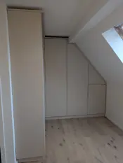 Dachschrägen-Schrank in Schlicht