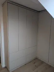 Dachschrägen-Schrank in Schlicht
