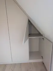 Dachschrägen-Schrank in Schlicht