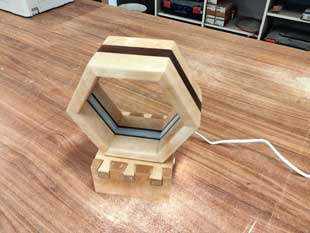 Hexagon-Tischleuchte aus Holz