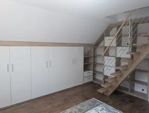 Kleiderschrank in Hochglanz