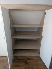Kleiderschrank in Hochglanz