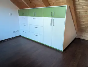 Schrankanlage grün-weiß