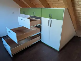 Schrankanlage grün-weiß