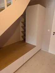 Sitzbank unter der Treppe