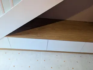 Sitzbank unter der Treppe