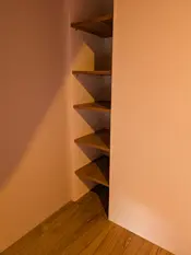Sitzbank unter der Treppe
