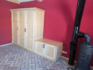 Bauernschrank mit Rahmentüren und Holzleiter