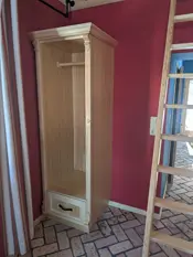 Bauernschrank mit Rahmentüren und Holzleiter