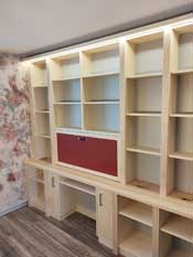 Bücherregal mit aufklappbaren Schreibtisch
