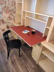 Bücherregal mit aufklappbaren Schreibtisch