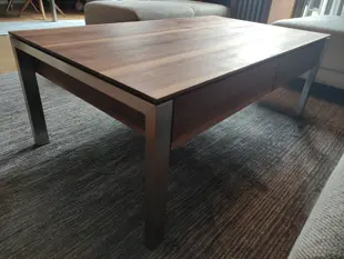 Couchtisch aus edlem Nussbaum und massiven Edelstahl
