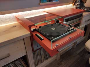 Einbauschrank sorgt für reichlich Platz für Vinyl und Bücher