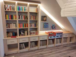 Einbauschrank sorgt für reichlich Platz für Vinyl und Bücher