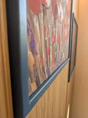 Wohnzimmer mit echten Gemälde auf Leinwand
