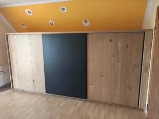 Schiebetür-Schrank