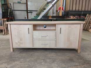 Sideboard aus Ahorn mit doppelter Rückwand für Kabel