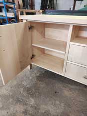 Sideboard aus Ahorn mit doppelter Rückwand für Kabel