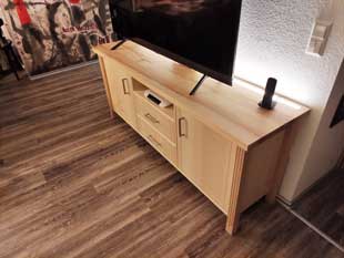 Sideboard aus Ahorn mit doppelter Rückwand für Kabel