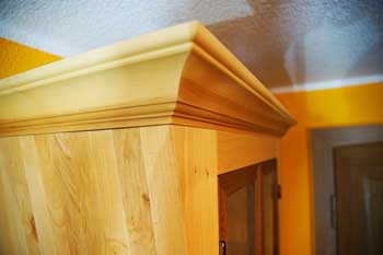 Schrank aus Spreewald mit mitgeblasenen Glasscheiben